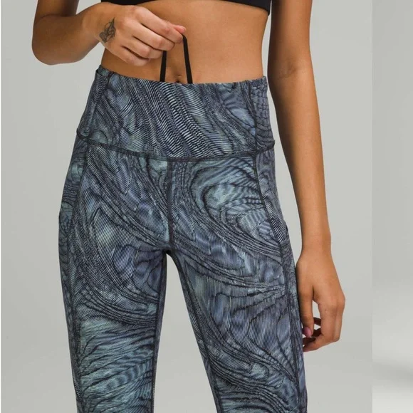 Lululemon Fast & Free dimensional Icing blue 25” tight leggings - Picture 3 of 10